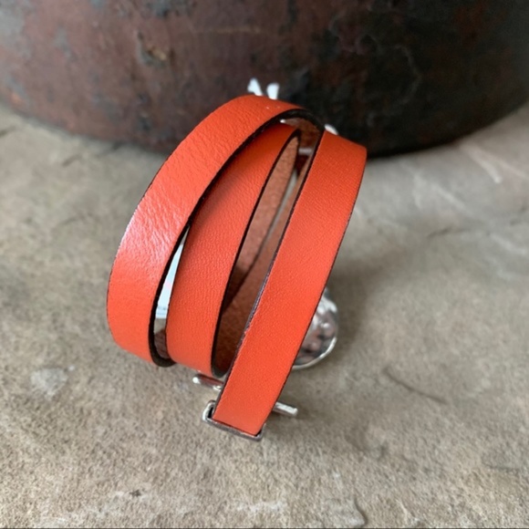 Women’s Triple Wrap Leather Bracelet - Picture 4 of 11